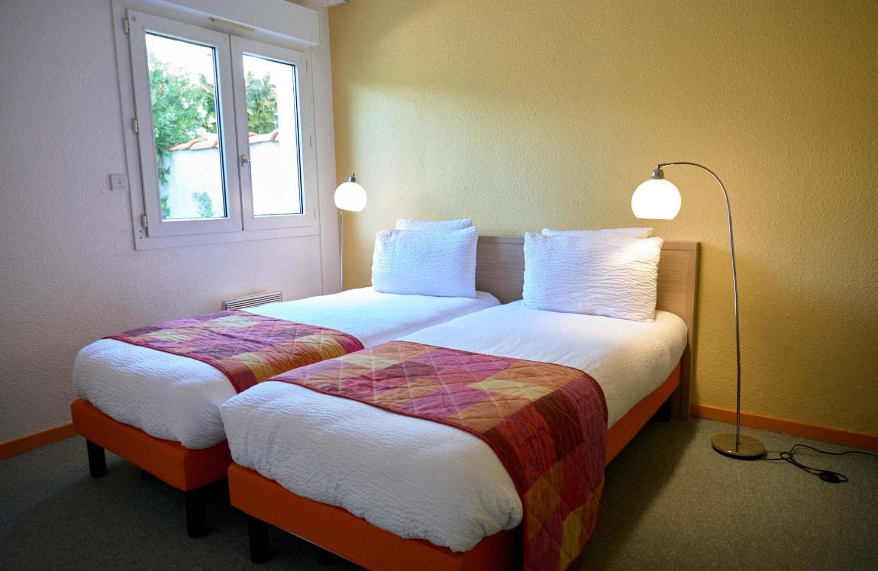 Logis Hotel Le Moulin Des Gardelles Riom Exterior photo