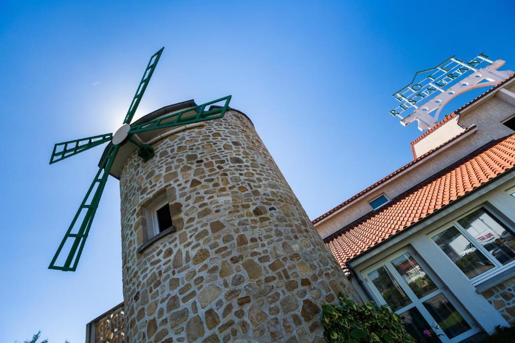 Logis Hotel Le Moulin Des Gardelles Riom Exterior photo