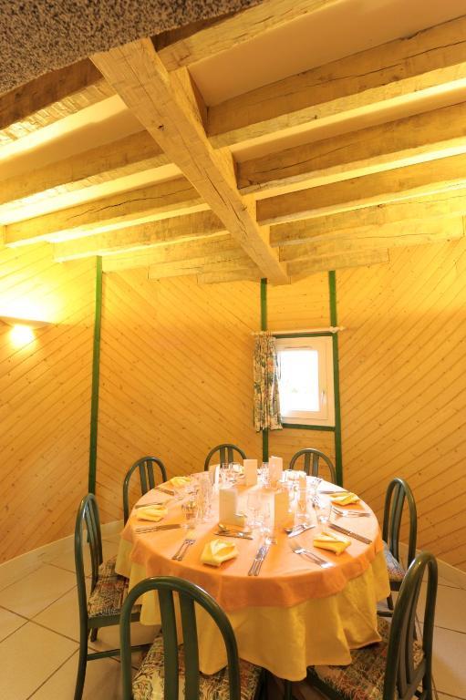 Logis Hotel Le Moulin Des Gardelles Riom Exterior photo