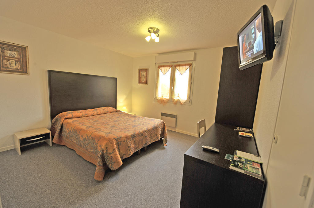Logis Hotel Le Moulin Des Gardelles Riom Exterior photo