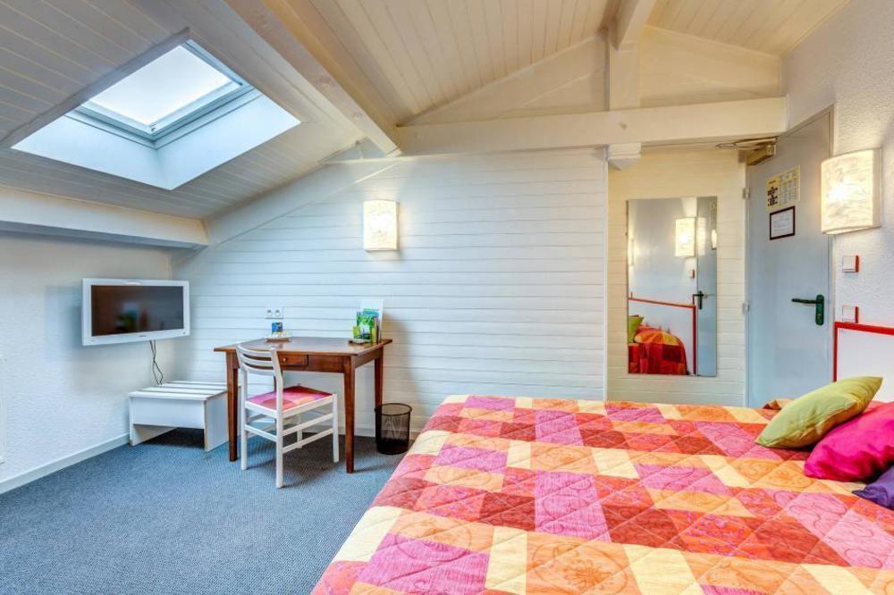 Logis Hotel Le Moulin Des Gardelles Riom Exterior photo