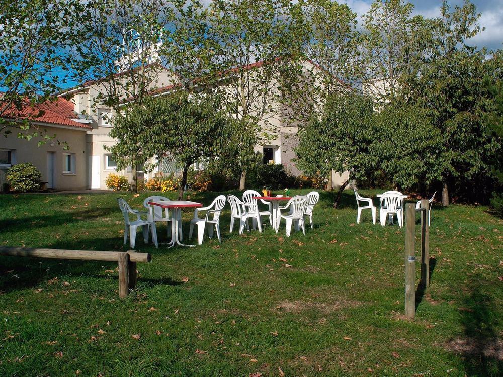 Logis Hotel Le Moulin Des Gardelles Riom Exterior photo
