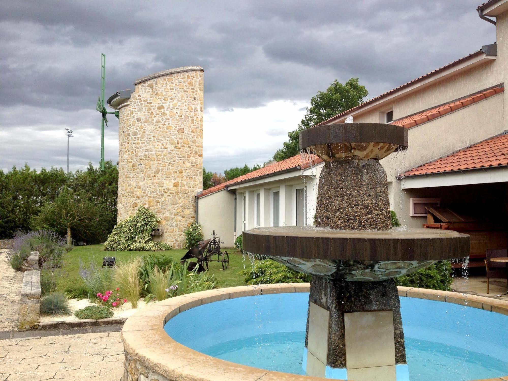 Logis Hotel Le Moulin Des Gardelles Riom Exterior photo