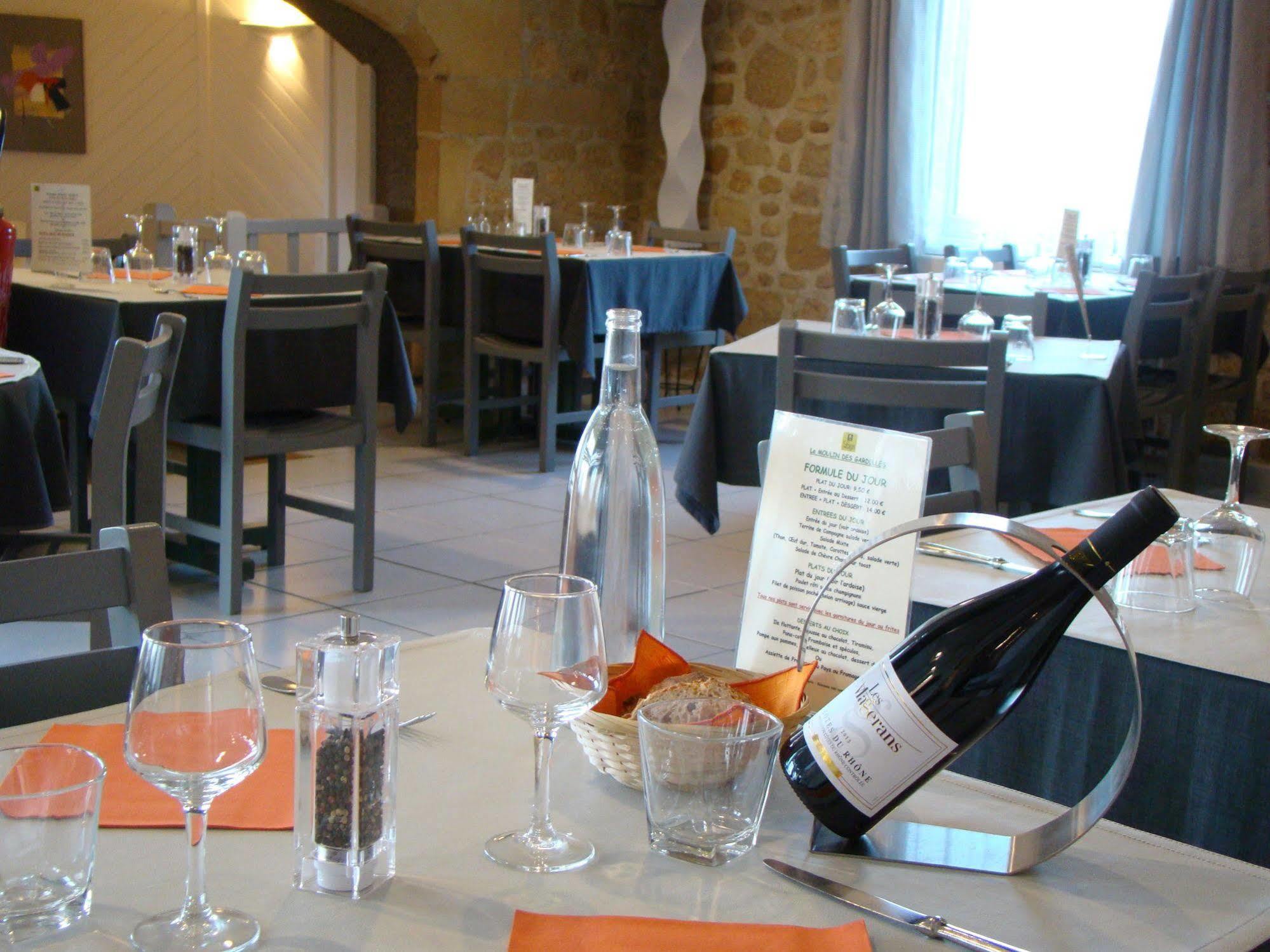 Logis Hotel Le Moulin Des Gardelles Riom Exterior photo