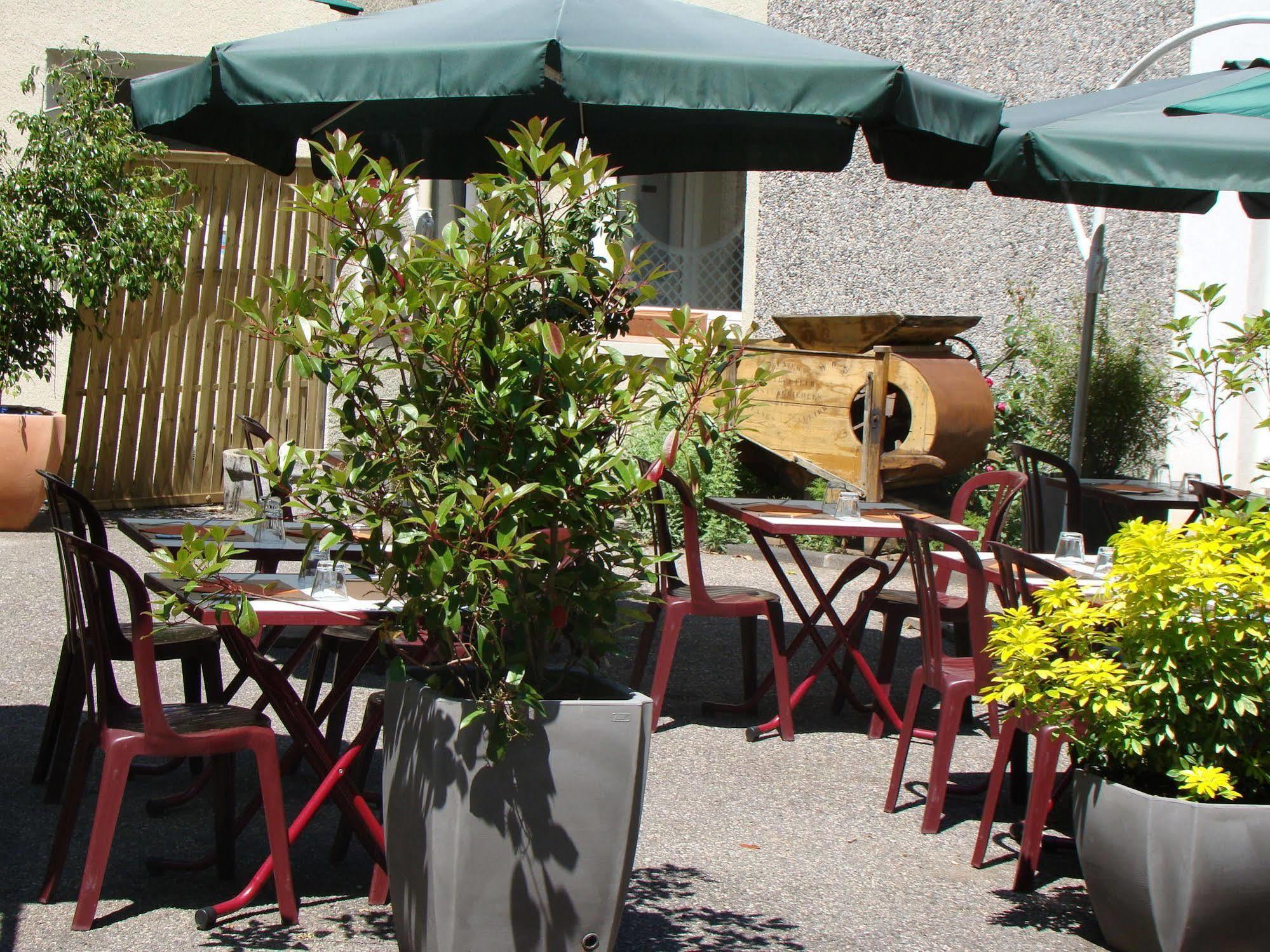 Logis Hotel Le Moulin Des Gardelles Riom Exterior photo