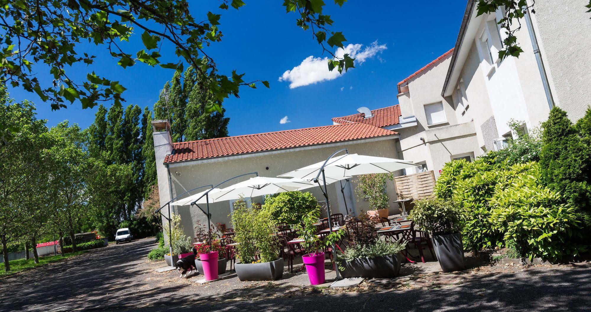 Logis Hotel Le Moulin Des Gardelles Riom Exterior photo