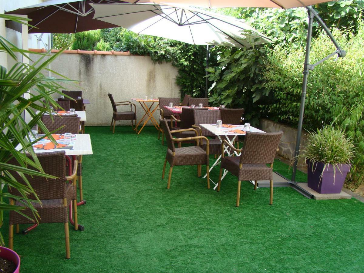 Logis Hotel Le Moulin Des Gardelles Riom Exterior photo